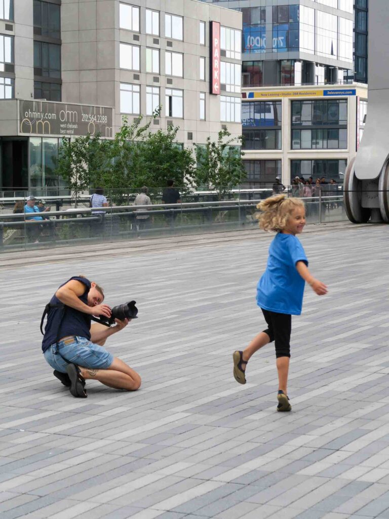 Fotosession mit der Löwin vor The Vessel