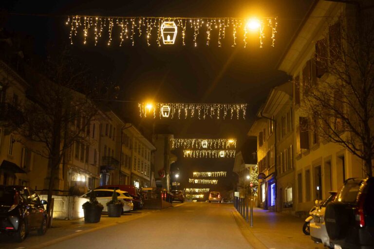 Altstadt von Avenches mit Weihnachtsbeleuchtung