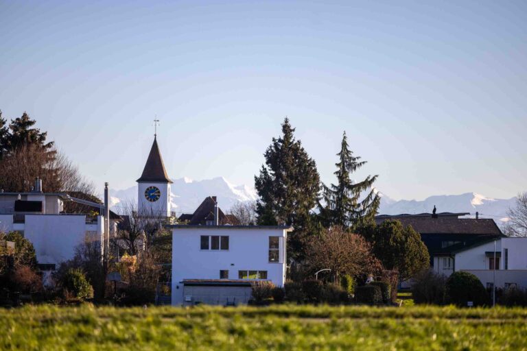 Kirche von Täuffelen mit Bergpanorama