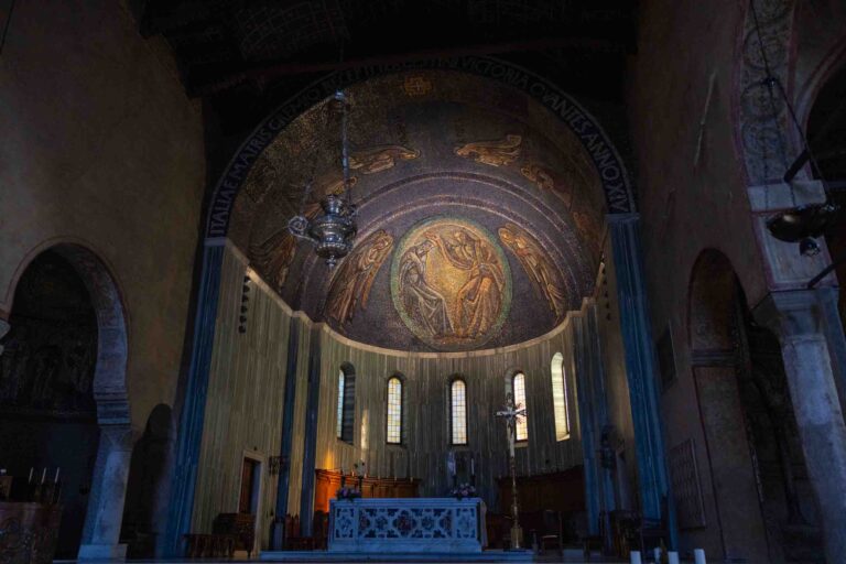 Im Inneren der Cattedrale di San Giusto Martire Triest