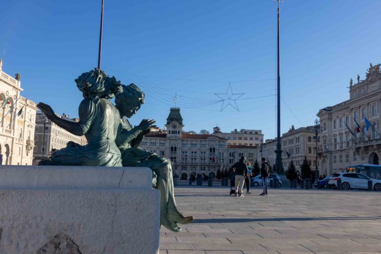 Statue "Le Ragazze di Trieste" mit Blick auf den Piazza Unità d'Italia Triest