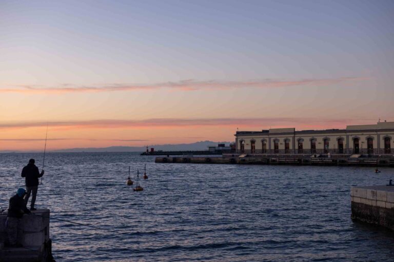 Angler im Sonnenuntergang in Triest