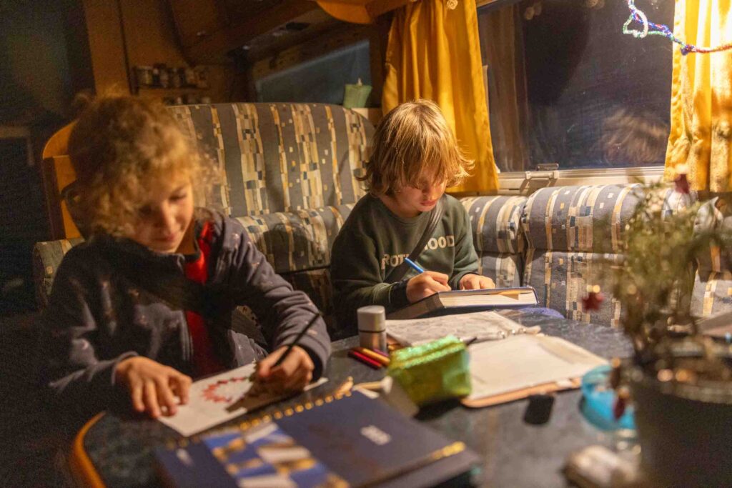 Fleißige Kinder im Wohnmobil - manchmal geht es doch....