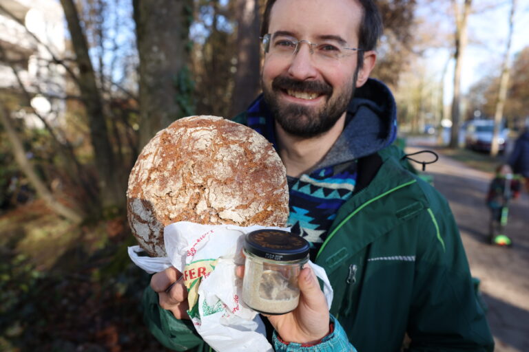 Philip mit unserem Einzugs-Brot und Sauerteig zum Nachbacken.