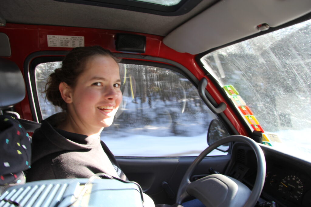 Toyota Bus fahren im Schnee