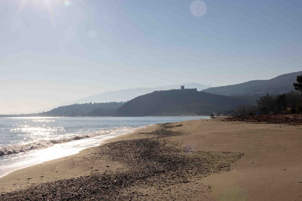 Strand von Paralia Skotinas