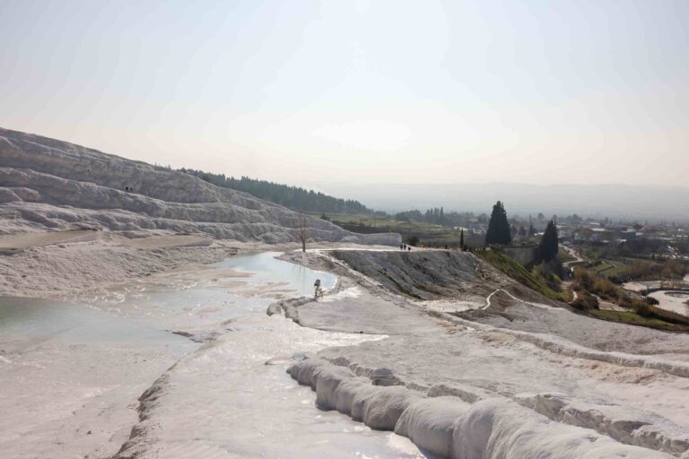 Blick über die Kalksteinterrassen in Pamukkale