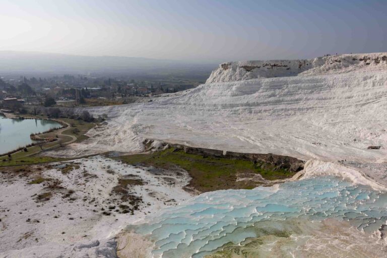 Blick über die Kalksteinterrassen in Pamukkale