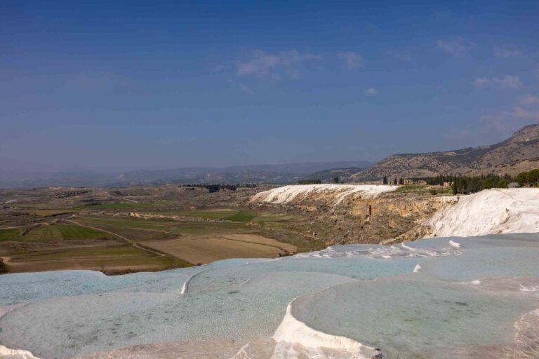 Blick über die Kalksteinterrassen in Pamukkale