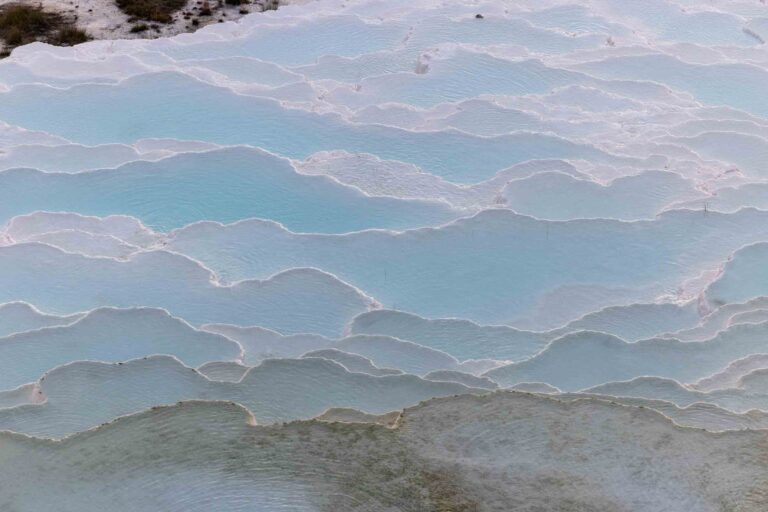 Blick über die Kalksteinterrassen in Pamukkale