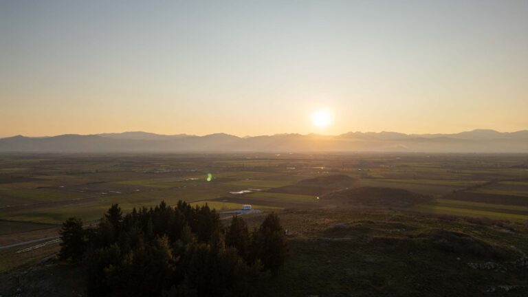 Sonnenuntergang über der Burgruine von Pyrgos Kieriou