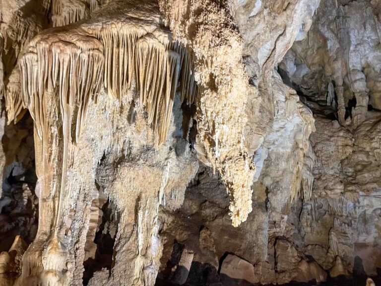 Die Tropfsteine der Alistrati Höhle