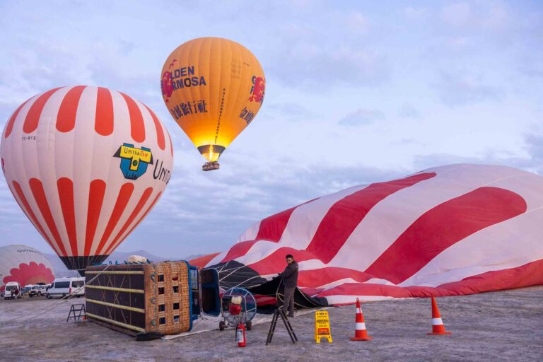 Die Ballons werden aufgebaut