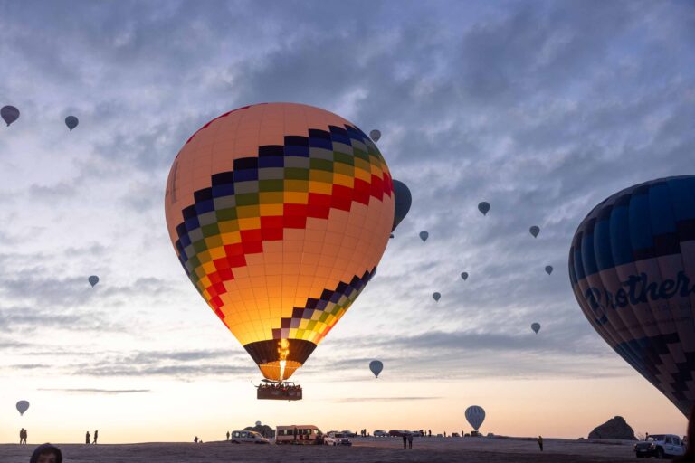 Start der Heißluftballons bei Sonnenaufgang