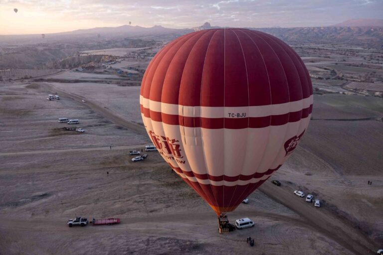 Oberhalb der andern Heißluftballons