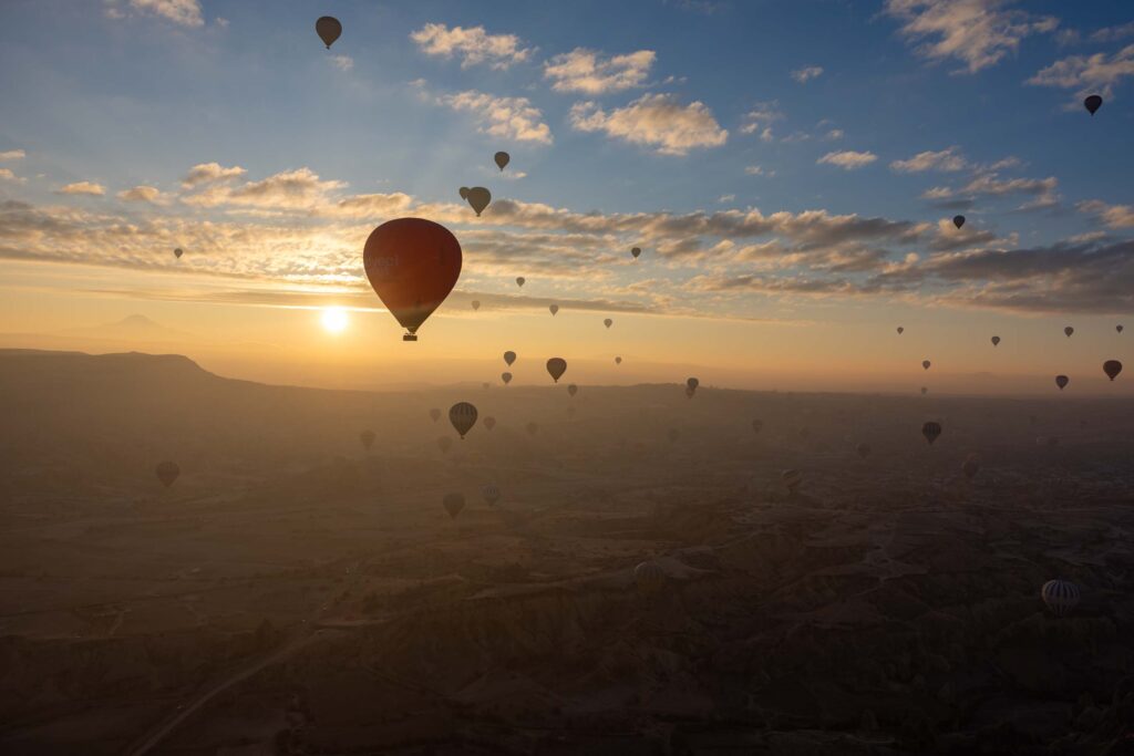 Heißluftballons im Sonnenaufgang über Kappadokien