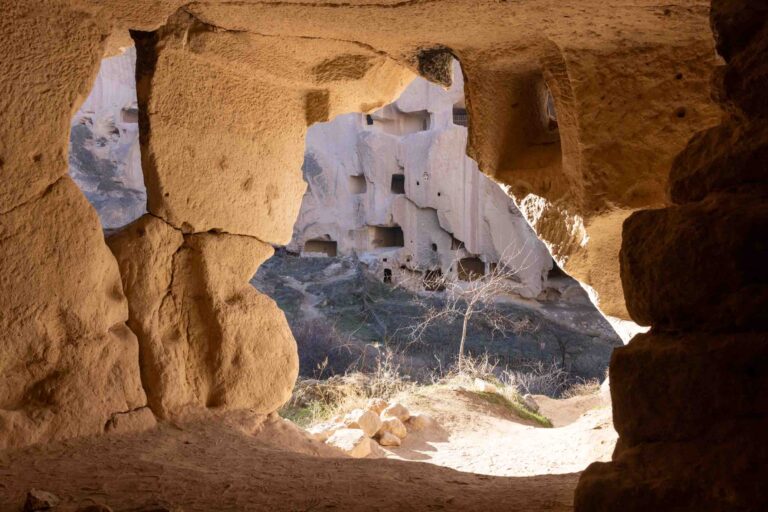 Ausblick aus einer Höhle im Zelve Freilichtmuseum
