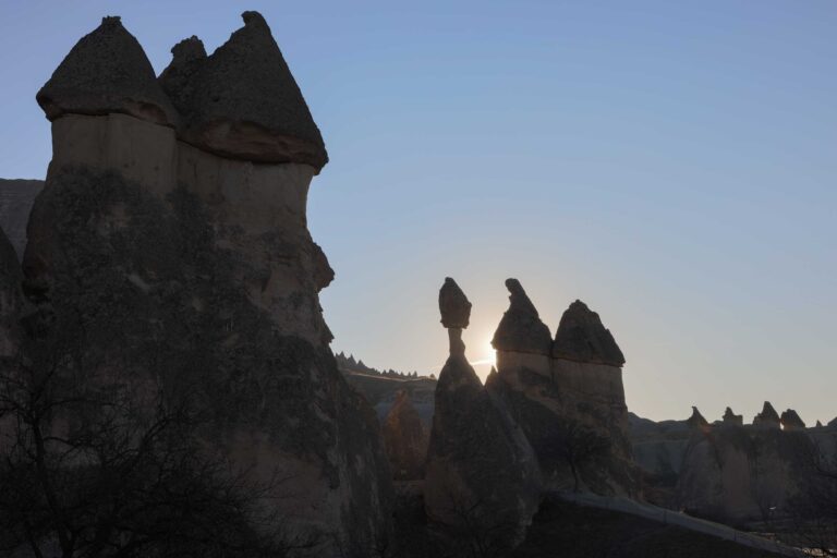 Feenkamine im Sonnenuntergang