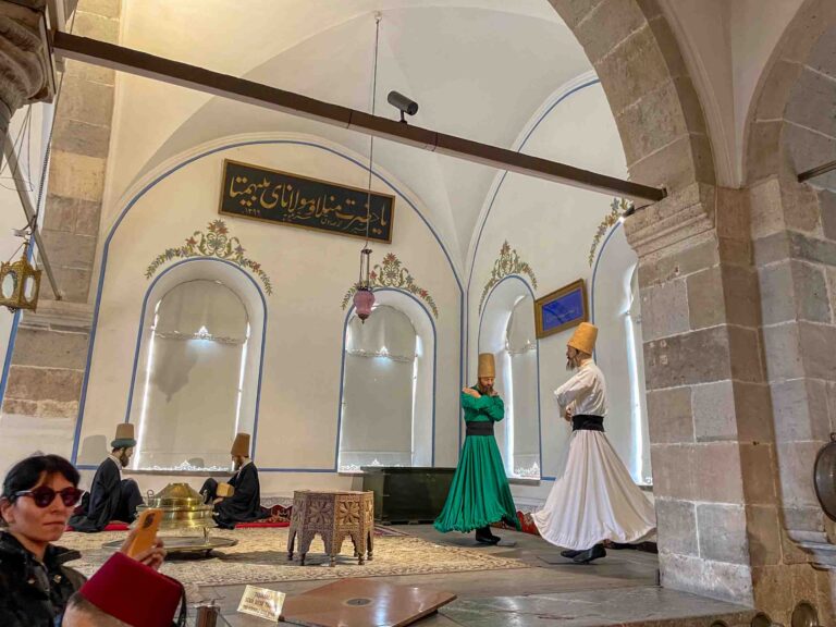 Szenen aus dem Leben der Derwische im Mevlana Museum in Konya