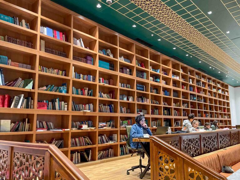 Café mit Bibliothek