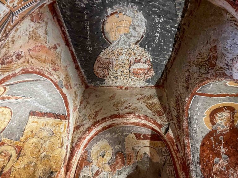 Beschädigte Fresken in der Schlangen Kirche