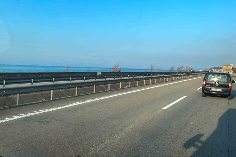 Autobahn direkt am Schwarzen Meer