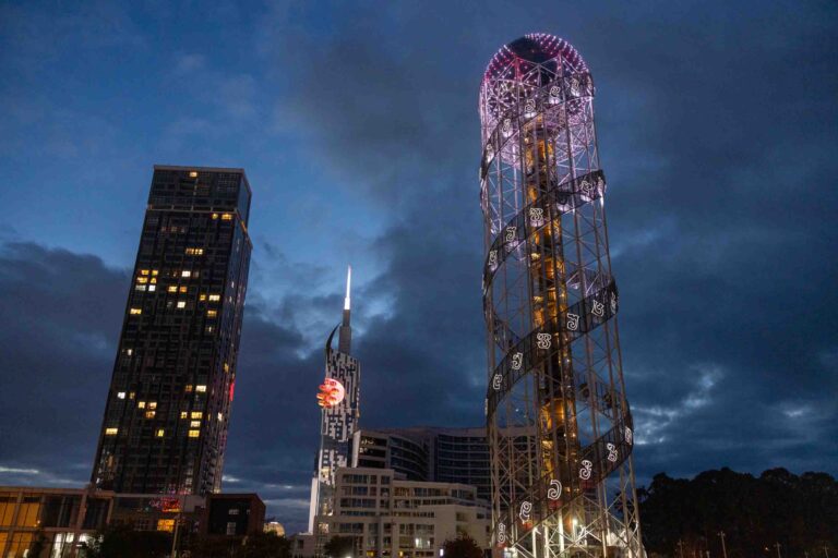 Batumis Skyline mit dem Alphabetic Tower
