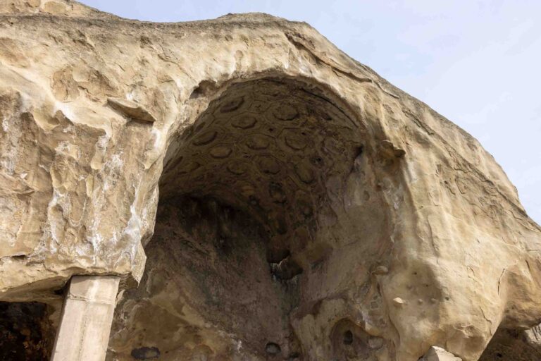In den Felsen gehauener, verzierter Bogen in Uplisziche