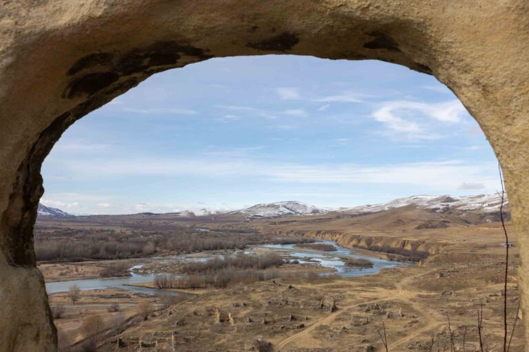 Blick auf den Kura und die alten Wohnhäuser