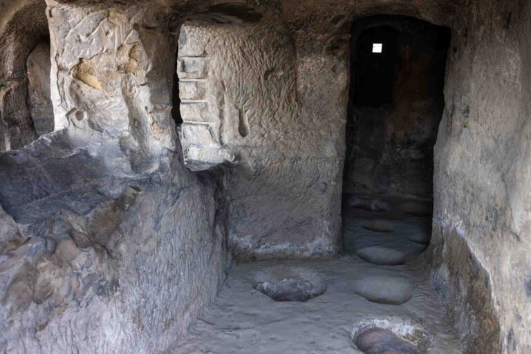 In den Felsen gehauener Weinkeller