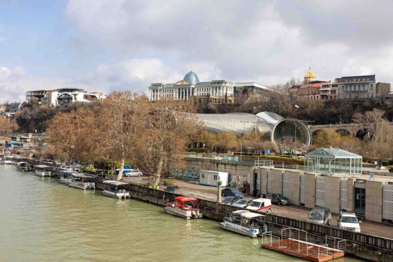 Der Fluss Kura und im Hintergrund die Kuppel des Staatspalasts