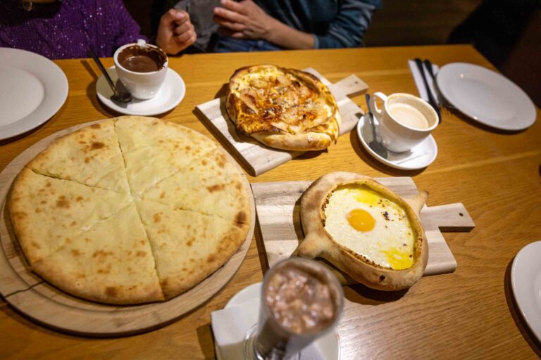 Khachapuri im Radio Cafe