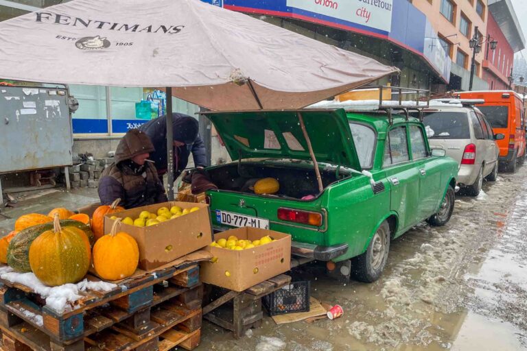 Vor dem Green Bazar in Kutaisi
