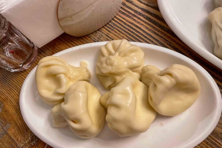 Typisch Georgische Khinkali im Restauran Pasanauri