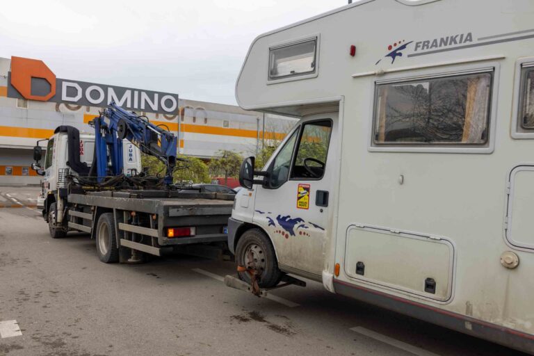 Das Wohnmobil wird aggeschleppt