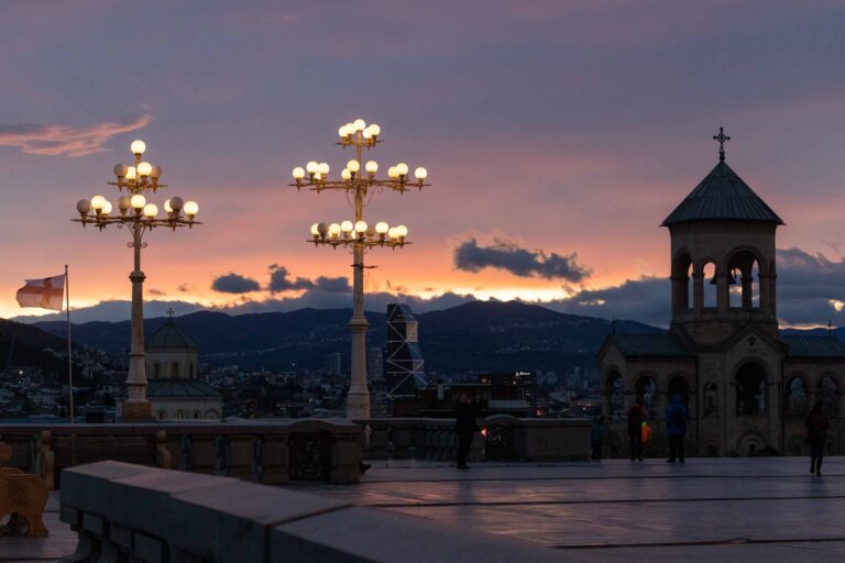 Aussicht vor der Sameba Kathedrale am Abend