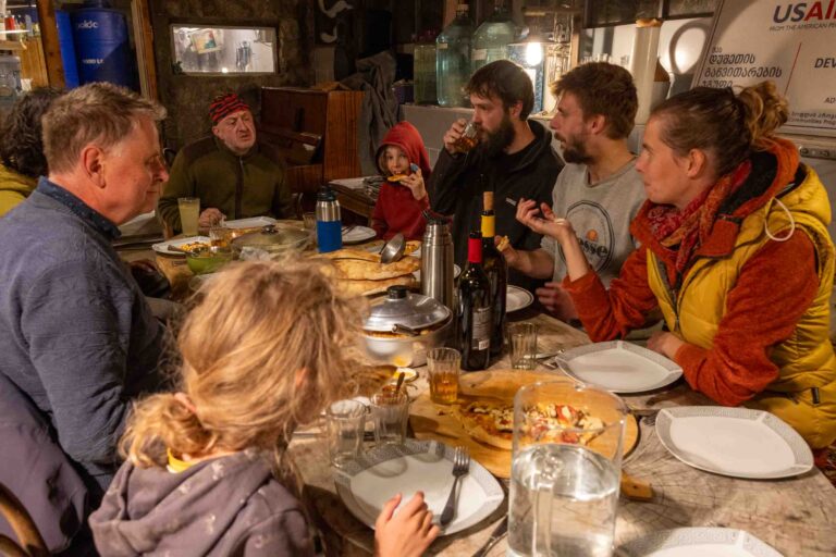 Gemeinsam Essen auf Kurko Woods