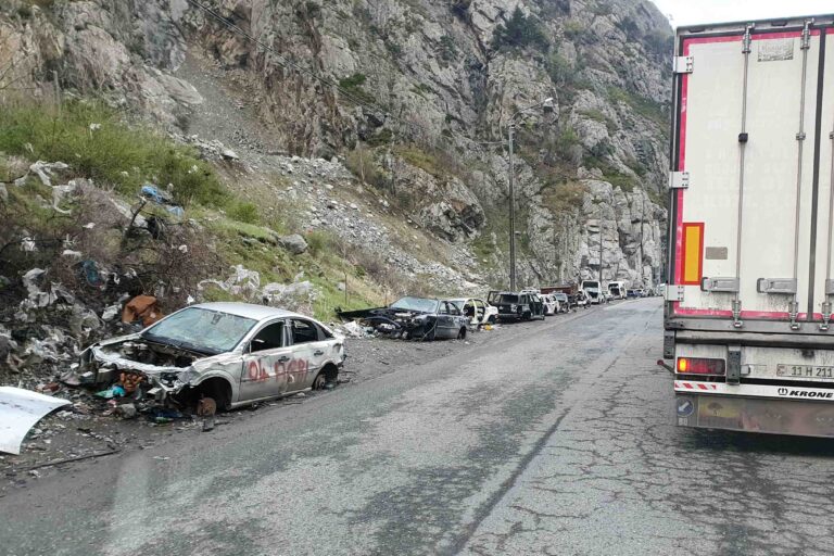 ...kommen wir an Autowracks im Niemandsland zwischen Georgien und Russland vorbei.
