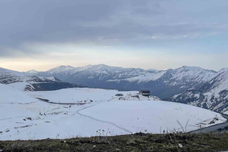 ...geht es noch mal durch Schnee.