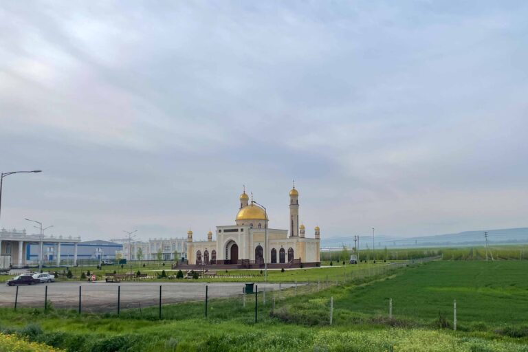 Moschee am Rande der Autobahn