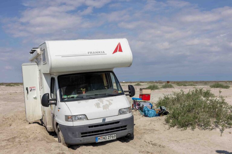Lucas steckt im Sand fest