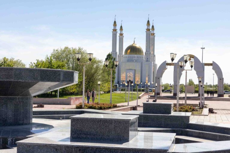 ...und die Nurgasyr-Moschee gegenüber.