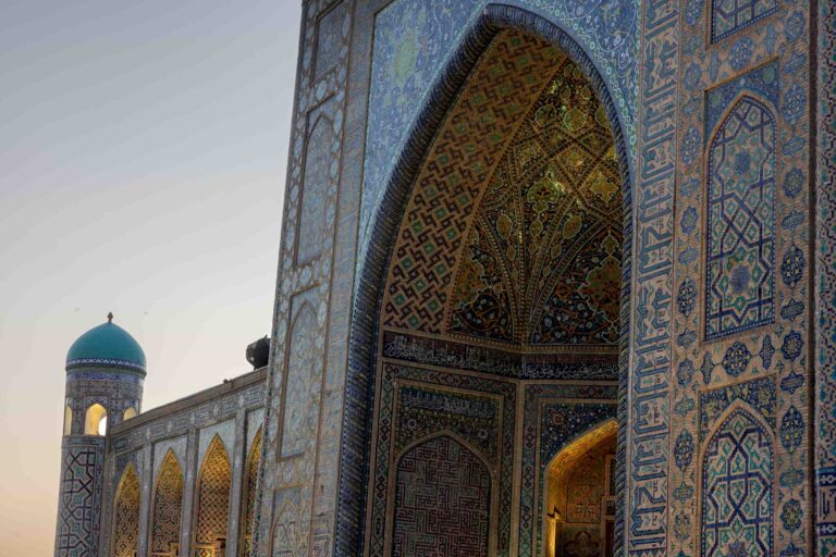 Die Fassade des Tilya-Kori-Madrasa