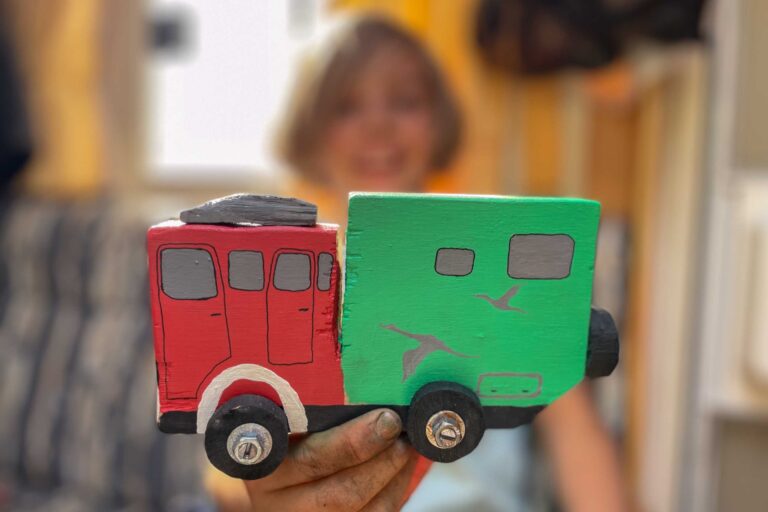 Der Feuerwehrjunge hat Geburtstag! Wir basteln ihm ein Geschenk.
