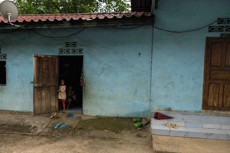 Kinder im Hauseingang