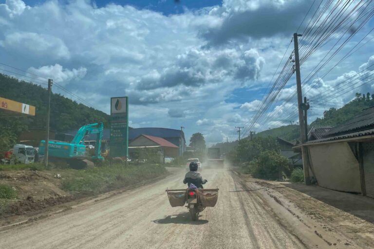 Motorräder mit Körben in Laos...
