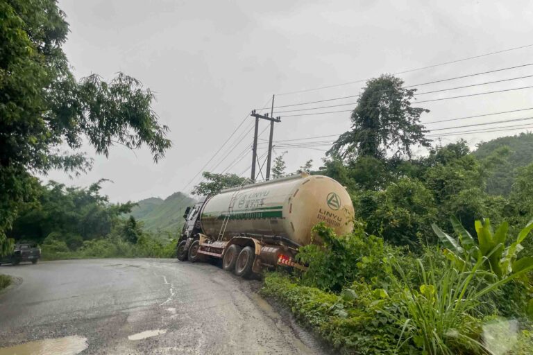 Auch diesem LKW wurden die laotischen Straßen zum Verhängnis