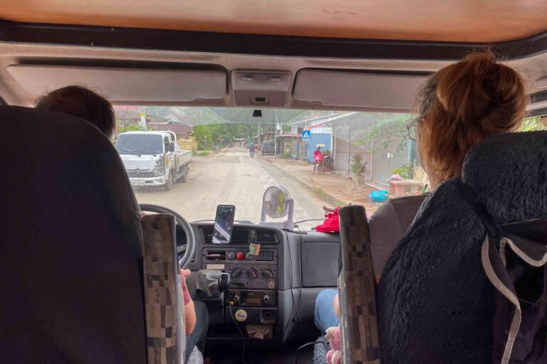 Lucy fährt mit uns zum Flughafen
